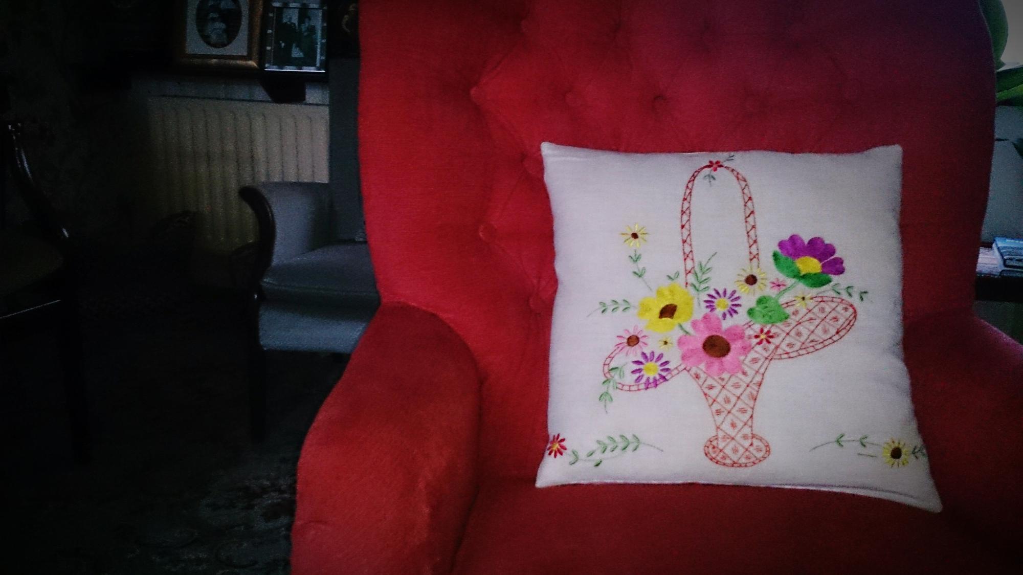 Eleganckie poduszki z ozdobnym haftem